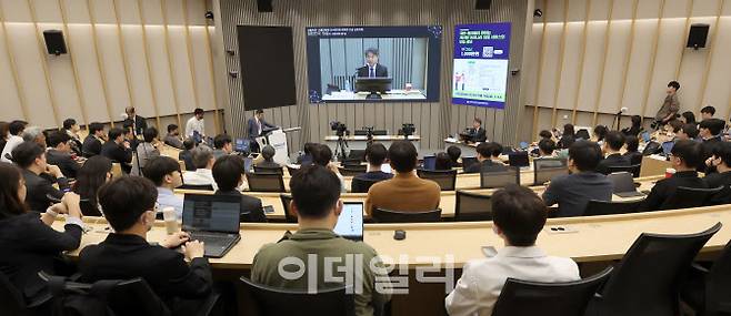 서울시내 주요 대형병원인 ‘빅5’ 중 서울대병원과 세브란스병원 소속 교수들이 외래 진료와 수술을 중단한 30일 오전 서울대학교병원에서 ‘대한민국 의료가 나아가야 할 길’을 주제로 열린 서울의대-서울대병원 교수 협의회 비대위 긴급심포지엄에 교수들이 참석해 있다. (사진=방인권 기자)