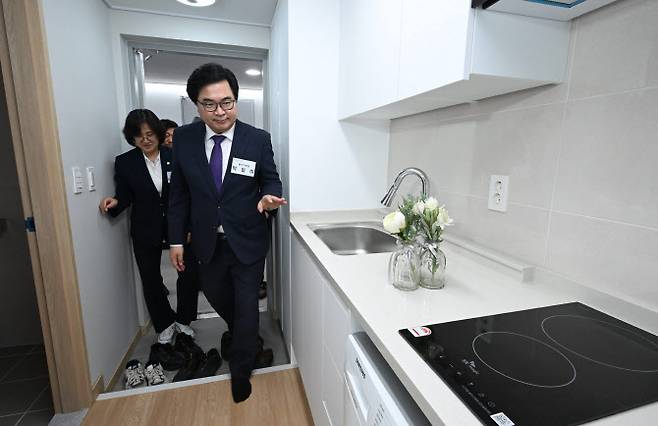 박일하 동작구청장이 30일 오후 서울 동작구 양녕 청년 주택 내부를 살펴보고 있다. (사진=뉴스1)