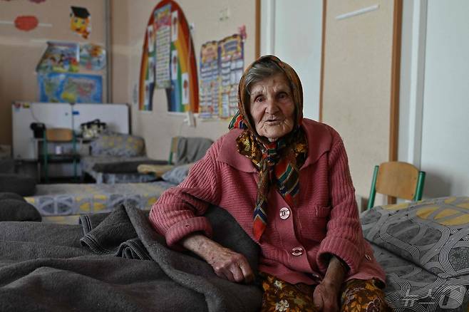 러시아의 공격을 피해 10㎞를 걸어 피난을 간 97세 노인 리디아 로미노브스카. 2024.04.26 ⓒ AFP=뉴스1 ⓒ News1 정지윤 기자