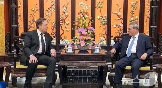 일론 머스크 테슬라 최고경영자(왼쪽)가 리창 총리를 만나고 있다. - 머스크 X 갈무리