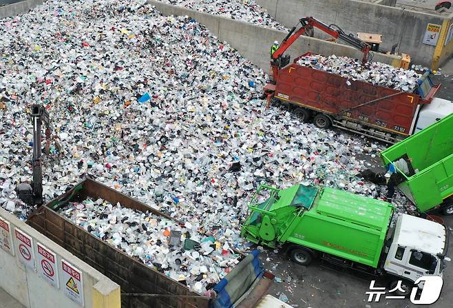 지구의 날인 22일 경기도 수원시 영통구 수원시자원순환센터에서 재활용을 앞둔 쓰레기들이 쌓여 있다. 2024.4.22/뉴스1 ⓒ News1 이재명 기자