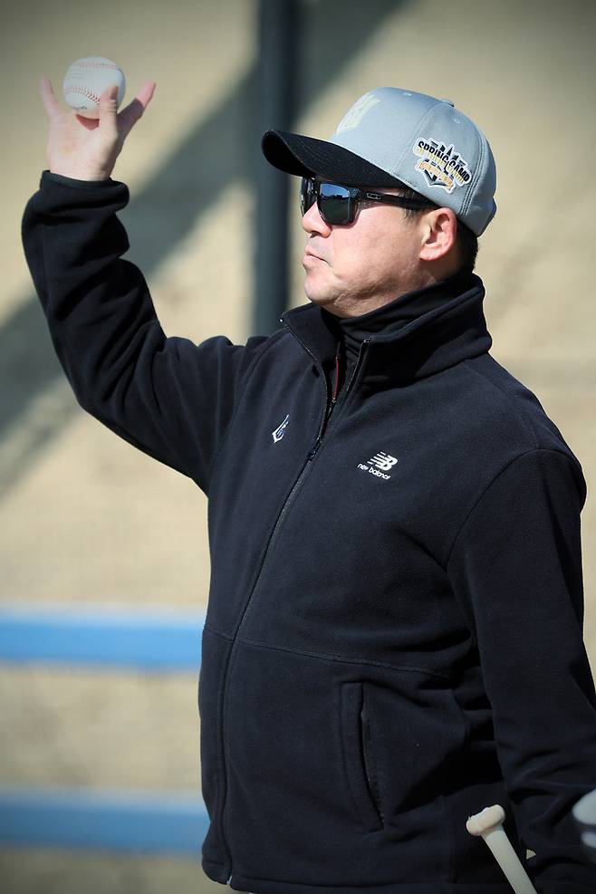 KT 퓨처스 김태한 감독이 지난 2월 진행된 2024 스프링캠프에서 선수단 훈련을 지켜보고 있다. 사진 | KT 위즈