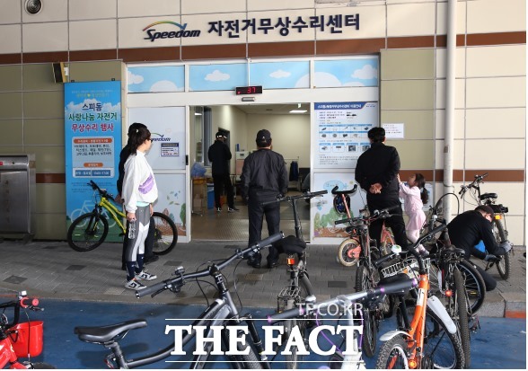 광명스피돔 자전거 무상수리센터에 방문한 시민들이 자전거 수리를 위해 접수를 진행하고 있다./경륜경정총괄본부