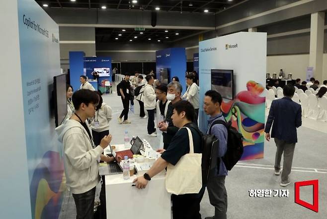 30일 서울 aT센터에서 ‘개발자와 엔지니어를 위한 AI의 모든 것’을 주제로 열린  ‘마이크로소프트 AI 투어(Microsoft AI Tour)’에서 관람객들이 전시장을 돌아보며 관계자들과 상담하고 있다. 사진=허영한 기자 younghan@