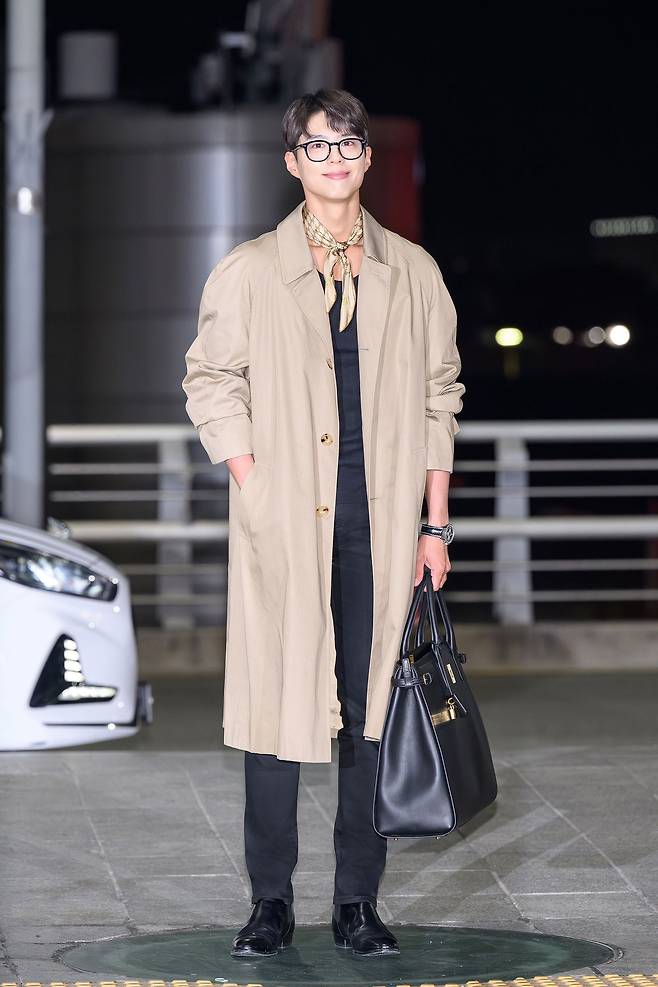 2024년 남자들의 빅 백 유행이 돌아오고 있다. 박보검의 공항 패션에서 돋보였던 셀린느 데이 백. 셀린느.