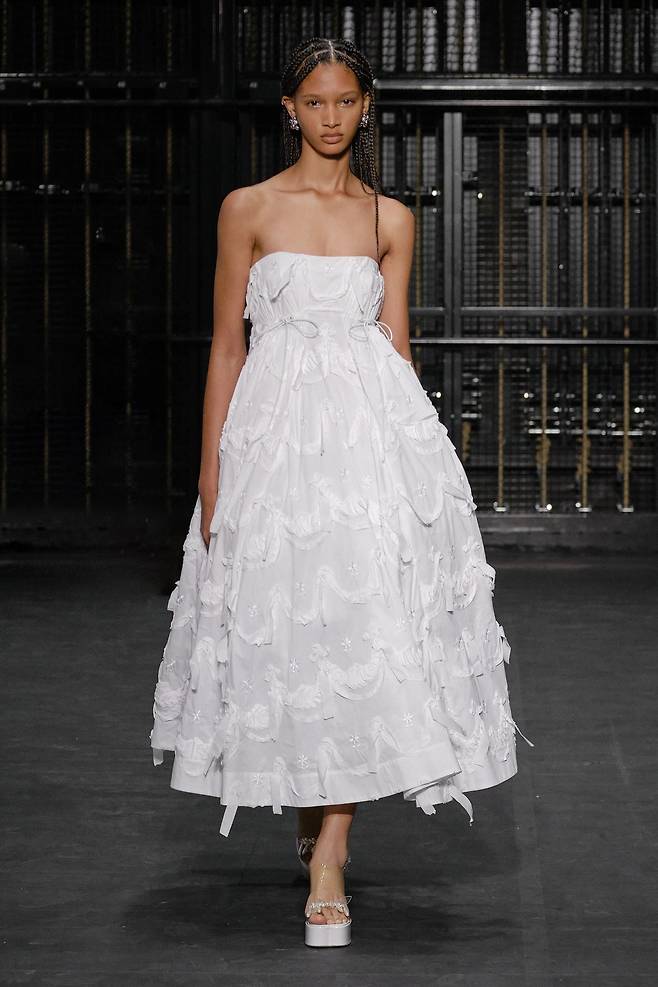 소녀 감성의 로맨티시즘으로 가득한 시몬느 로샤 2024 SS 컬렉션. 시몬느 로샤.