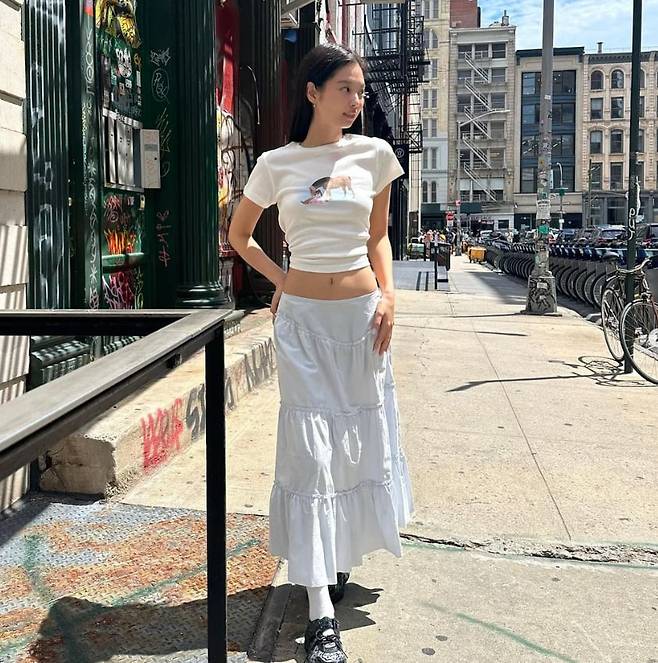 미니 티셔츠와 소녀 감성의 셔링 스커트, 양말과 스니커즈로 걸 코어 룩을 연출한 제니. 제니 인스타그램.