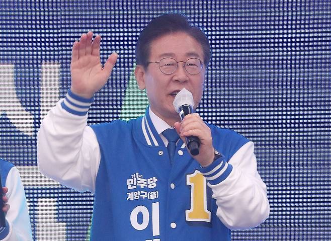 제22대 총선 인천 계양을에 출마한 이재명 더불어민주당 대표가 지난 3월 28일 오전 인천 계양구 계양역 앞에서 유세차량에 올라 지지를 호소하고 있다. /뉴스1