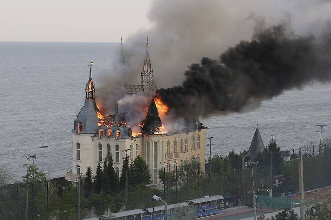 우크라이나 오데사의 '해리포터 성'이 러시아의 미사일 공격으로 불타고 있다. /AP 연합뉴스