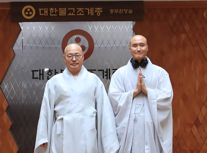 조계종 총무원장 진우 스님(왼쪽)과 DJ '뉴진 스님'(개그맨 윤성호씨). /조계종 제공