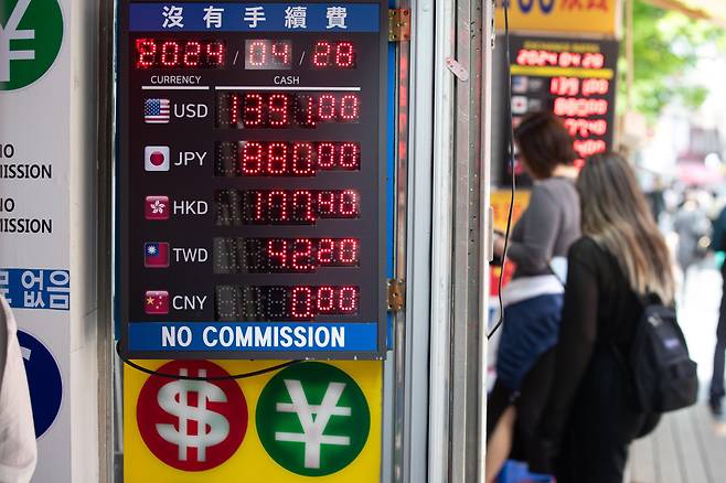 달러·엔 환율이 158엔을 돌파하며 34년래 최고 수준을 기록한 가운데 28일 서울시내 환전소에서 외국인 관광객들이 환전을 기다리고 있다. /뉴스1