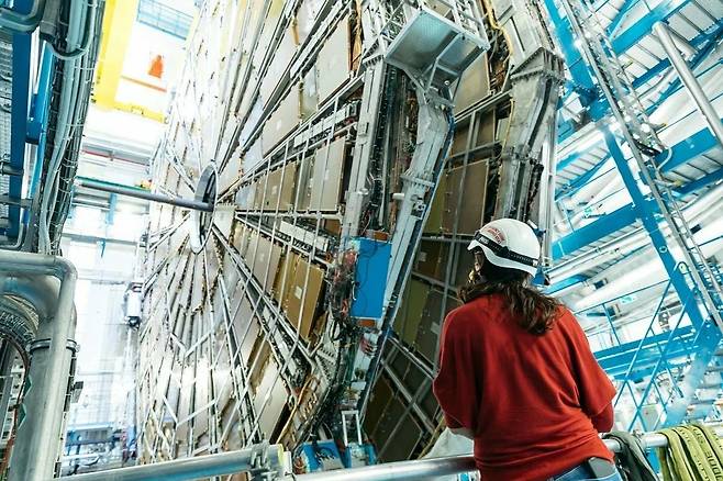 유럽입자물리연구소(CERN)의 아틀라스 입자가속기. 우크라이나 전쟁으로 이곳에서 러시아와 동맹국인 밸라루스 과학자들은 연구를 할 수 없게 됐다. 또 전쟁으로 에너지 가격이 상승하면서 내년 입자충돌 실험이 줄 것으로 예상된다./CERN