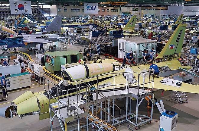 경남 사천 KAI 항공기 생산 공장에서 엔지니어들이 FA-50 계열 전투기를 조립하고 있다. / KAI 제공