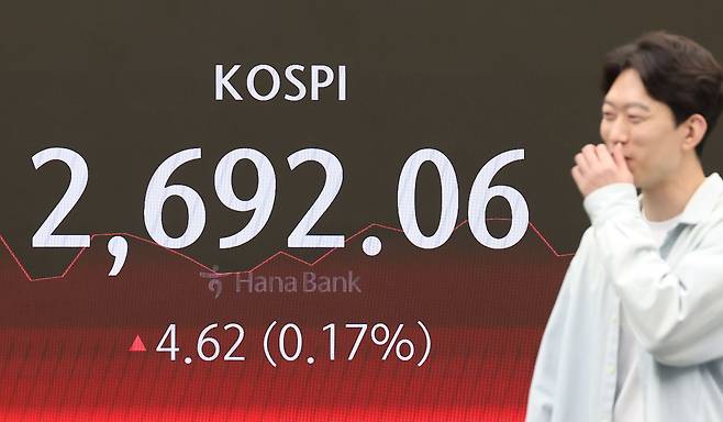 4월 30일 오후 서울 명동 하나은행 본점 딜링룸 전광판에 지수 정보가 표시돼 있다. /뉴스1