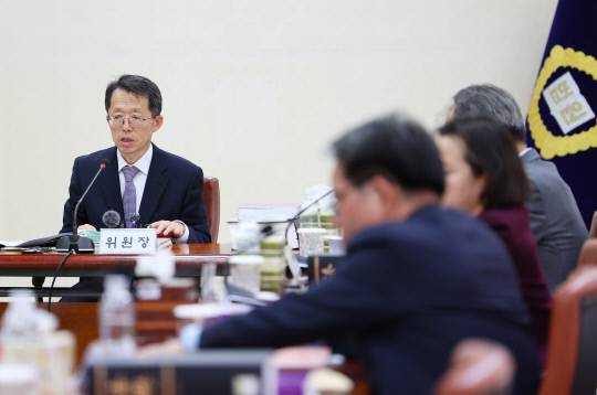 이상원 대법원 양형위원회 위원장이 29일 오후 서울 서초구 대법원에서 열린 제131차 양형위원회 회의를 주재하고 있다. 연합뉴스.