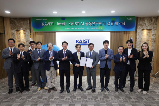 이광형 KAIST 총장(오른쪽 여섯번째)과 김유원 네이버클라우드 대표(오른쪽 다섯번째)이 30일 대전 KAIST 본원에서 '네이버-인텔-KAIST AI 공동연구센터 설립 협약식'을 체결하고 기념촬영을 하고 있다.



KAIST 제공