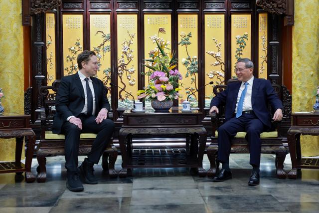 중국을 방문한 일론 머스크(왼쪽) 테슬라 최고경영자(CEO)가 28일 베이징에서 리창 중국 총리와 만나 대화하고 있다. 베이징=AP 연합뉴스