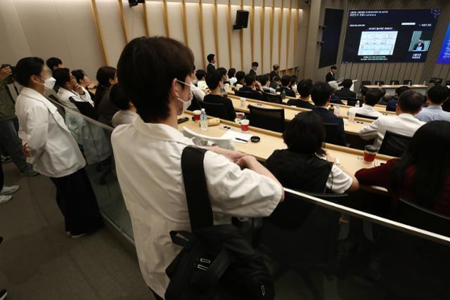 30일 오후 서울대학교병원에서 대한민국 의료가 나아가야 할 길을 주제로 열린 서울의대-서울대병원 교수 협의회 비대위 긴급심포지엄에서 참석자들이 서울의대 학생대표의 발표를 듣고 있다.뉴스1