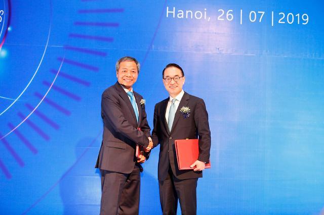 응우옌쭝찡(왼쪽) 베트남 CMC그룹 회장과 홍원표 삼성SDS 전 사장이 2019년 8월 하노이에서 전략적 투자 계약을 체결한 뒤 악수를 나누고 있다. 삼성SDS 제공
