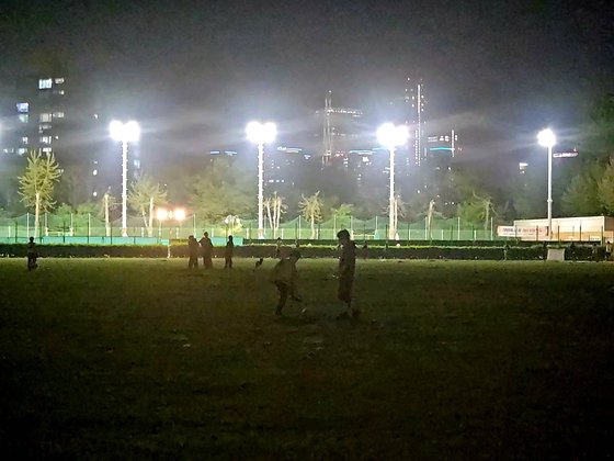 28일 오후 8시쯤 서울 동작구 대방공원 잔디광장에서 초등학생들이 축구 드리블 연습을 하고 있다. 이날 잔디광장에는 가족 단위 주민과 반려인이 주를 이뤄 휴식을 취하고 있었다. 이영근 기자