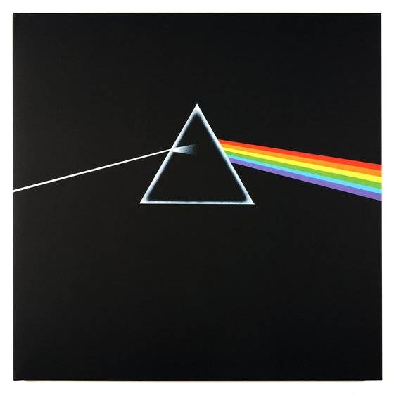 다큐 '힙노시스: LP커버의 전설'. 힙노시스가 디자인한 영국 록그룹 '핑크 플로이드'의 'The Dark Side of the Moon' 음반 커버다. 그간 실험해온 사진 외에 새로운 시도를 해보자는 핑크 플로이드 제안에 따라 시대를 초월한 과학 이미지인 프리즘을 활용했다. 사진 티캐스트