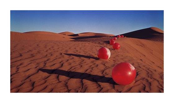 힙노시스가 작업한 록벤드 '나이스'의 음반 '엘레지'. 음반 수록곡을 들은 스톰 소거슨이 "사하라 사막의 붉은 축구공" 이미지를 떠올리면서, 실제 사하라로 가서 촬영했다. 비행기를 타기 위해 바람을 뺀 축구공 60개를 현장에 가져갔다. 공기를 다시 넣는 데 축구공 한개당 20분씩 걸렸다는 내용이 이번 다큐에 나온다. 사진 티캐스트