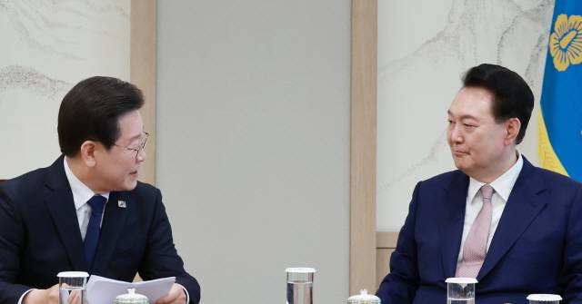 ▲ 더불어민주당 이재명 대표가 지난 29일 서울 용산 대통령실 집무실에서 열린 윤석열 대통령과의 영수회담에서 준비한 메시지를 윤 대통령에게 전하고 있다. 연합뉴스