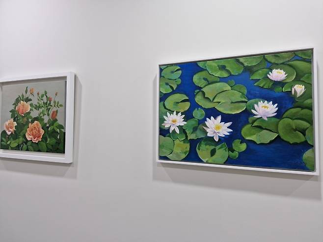 ▲병원 벽면에 걸린 양승민 작가의 다양한 꽃그림들