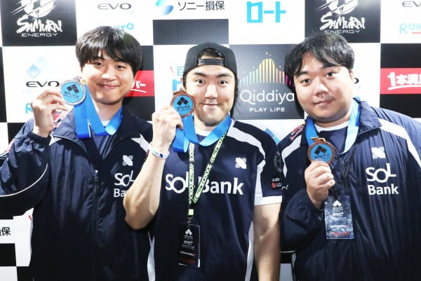 EVO Japan 철권 종목에서 준우승을 기록한 DRX '로하이' 윤선웅, Top 3에 오른 '샤넬' 강성호, Top 6 '인페스티드' 박병호 (왼쪽부터)  (DRX 제공)