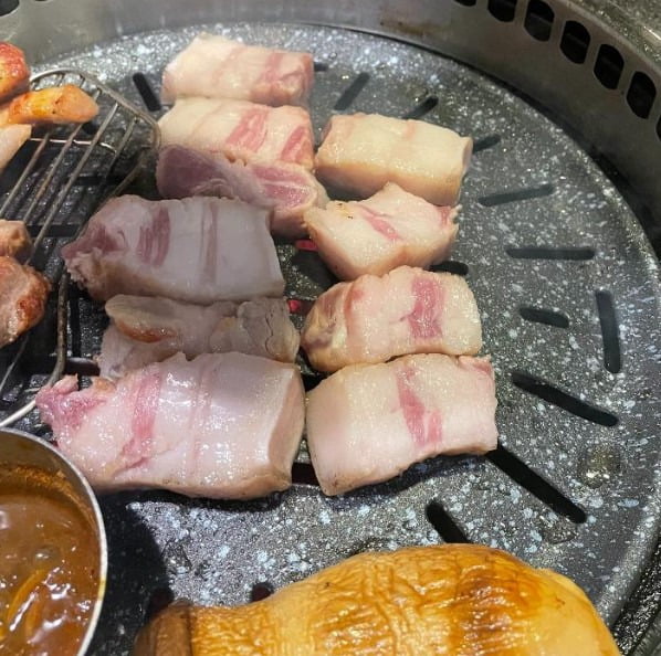 논란이 된 제주 중문 삼겹살집 (사진=보배드림 커뮤니티)