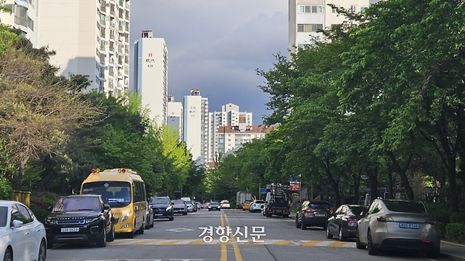 서로 다른 4개 단지가 모여 통합재건축을 추진하고 있는 경기도 성남시 분당구 서현동 시범단지 전경. 심윤지 기자