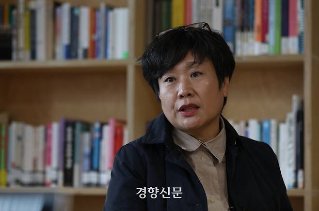 5인 미만 사업장에서 일해 온 여성 노동자 이수영씨(57)가 지난 3월19일 서울 종로구 전태일기념관에서 경향신문과 인터뷰하고 있다. 김창길 기자