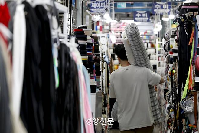 노동절을 하루 앞둔 30일 서울 동대문 평화시장에서 한 청년 노동자가 물건을 나르고 있다. 문재원 기자