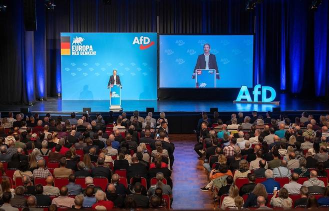 알리브 바이델 독일을위한대안(AfD) 공동대표가 지난 27일(현지시간) 독일 남부 도나우에싱엔에서 연설하고 있다.  AFP연합뉴스