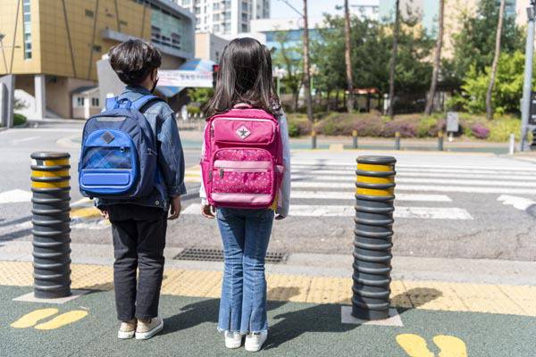 청동초등학교 등굣길 사망사고 이후에도 등하굣길 안전이 확보되지 못하고 있다. 사진은 등교하는 어린이들 모습. 국제신문DB