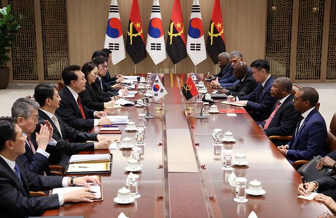 South Korean President Yoon Suk Yeol (fourth from left) holds talks with his Angolan counterpart Joao Lourenco (second from right) at the presidential office in Seoul on Tuesday. (Pool photo by Yonhap)