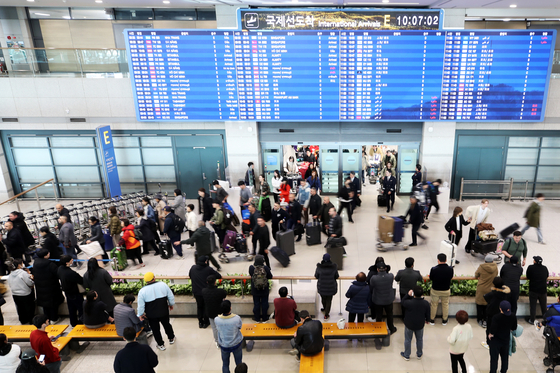 A crowd of people arrive at Incheon International Airport on Feb. 12. Card spending jumped 4.8 percent on year in the first quarter in Korea on recovery of consumer sentiment driven by overseas travel. [NEWS1]