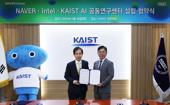 KAIST President Lee Kawng-hyung, left, and Naver Cloud CEO Kim Yoo-won pose Tuesday after signing an MOU to build an AI research center in collaboration with Naver and Intel. [KAIST]