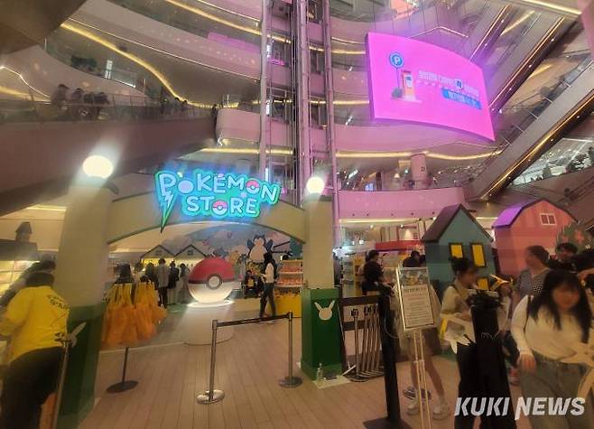롯데월드몰 1층 아트리움 광장에서 ‘포켓몬 스토어’ 팝업스토어가 열리고 있다.
