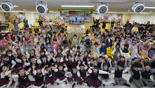 여의도순복음교회 교회학교 어린이들이 지난해 열린 어린이날 행사에서 손을 흔들며 인사하고 있다. 여의도순복음교회 제공