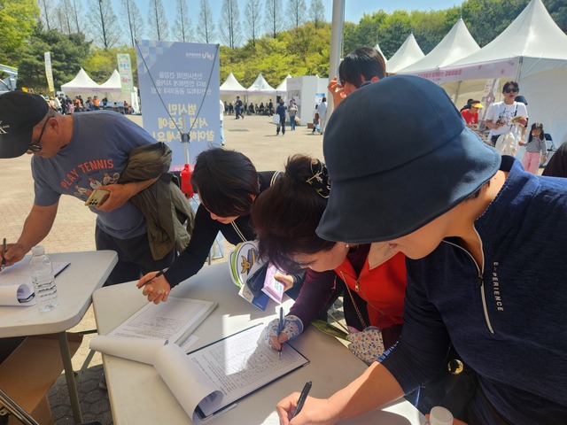인천대학교 공공의대 설립 서명운동에 참여하는 시민들. 범시민협의회 제공