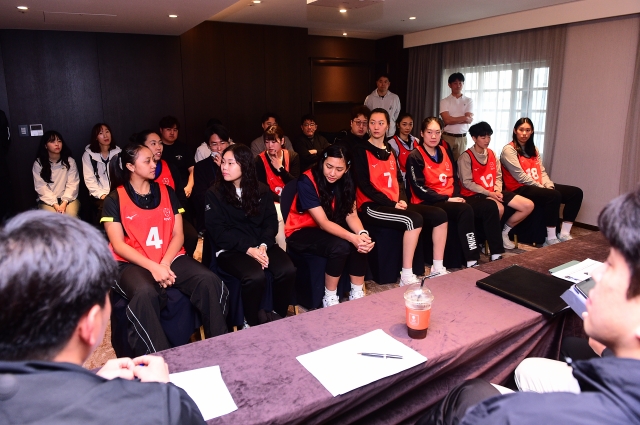 아시아쿼터 선수들이 30일 제주도에서 열린 여자부 아시아쿼터 트라이아웃 현장에서 감독들과 인터뷰를 진행하고 있다. 한국프로배구연맹