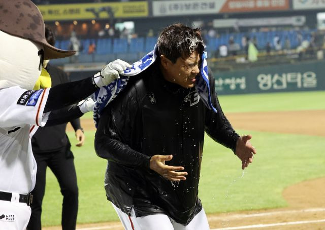 30일 한화 류현진이 KBO리그에서 개인 통산 100승 기록을 달성하자 동료들로부터 축하받고 있다. 연합뉴스