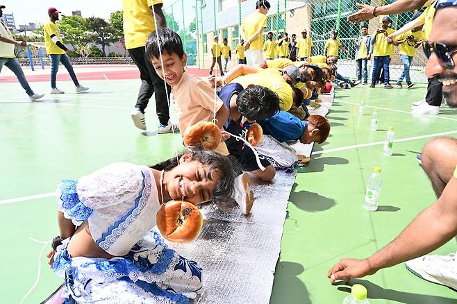 지난 4월 28일 HD현대미포는 상진초등학교에서 스리랑카 근로자의 화합과 향수를 달래기 위해 '스리랑카 근로자 문화 축제'를 개최했다. 축제 참가자들이 게임을 즐기고 있다.  HD현대미포