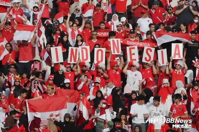 우즈베키스탄전 응원을 펼치는 인도네시아 팬들. 사진(카타르 도하)=ⓒAFPBBNews = News1