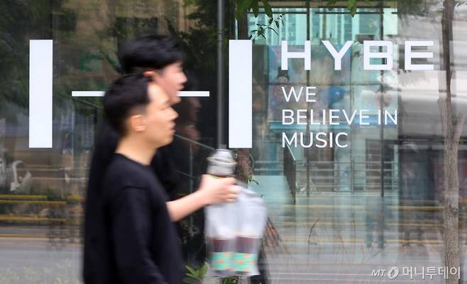 [서울=뉴시스] 김혜진 기자 = 하이브(HYBE)가 자회사 어도어(ADOR)에 요구한 이사회 소집이 불발됐다. 민희진 어도어 대표 측은 하이브에 30일로 요청한 이사회 소집에 응하지 않겠다는 내용의 답신을 보냈다. 하이브는 서울서부지법에 임시주총 허가 신청을 냈으며 심문기일은 30일 오후 4시 35분 비공개로 열린다. 사진은 30일 서울 용산구 하이브 사옥. 2024.04.30. jini@newsis.com /사진=김혜진