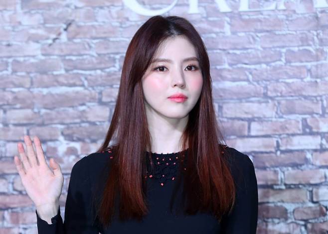 배우 한소희의 학벌 의혹에 대한 해명으로 누리꾼들 사이 갑론을박이 벌어지고 있다. 사진은 지난해 12월 서울 용산구 레이어20 스튜디오에서 열린 넷플릭스 시리즈 '경성크리처' 제작발표회에서 포즈를 취하고 있는 한소희. /사진= 뉴시스