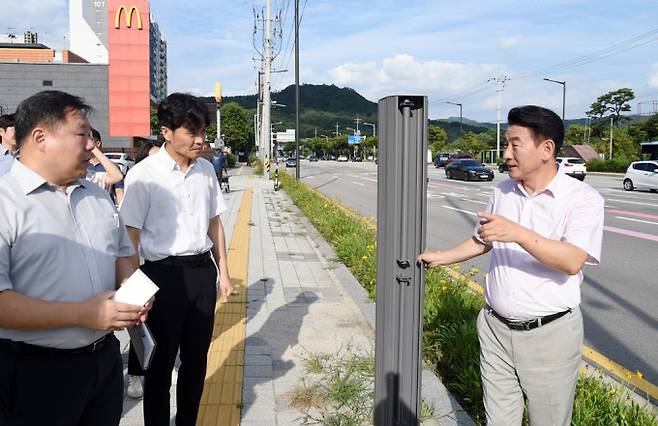 김동근 시장이 '걷고 싶은 도시, 의정부'조성사업의 진행 상황을 로드체킹을 하고 있다. /사진제공=의정부시