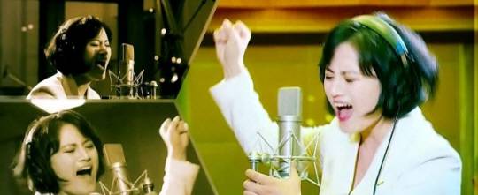 북한 조선중앙TV가 김정은 국무위원장을 찬양하는 뮤직비디오 형태의 새 선전가요 ‘친근한 어버이’를 17일 공개했다. 가수 김류경이 노래를 부르며 가사는 김 위원장을 ‘위대한 령도자’와 ‘친근한 어버이’로 묘사하면서 인민이 한마음으로 그를 신뢰하고 따름을 강조하고 있다. 연합뉴스(조선중앙TV 화면)