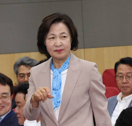 29일 국회에서 열린 더민주전국혁신회의 총선 평가 및 조직 전망 논의 간담회에 추미애 당선인이 참석하고 있다. 연합뉴스